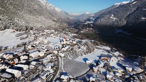 Pequeño-Pueblo-En-Invierno-Entre-Grandes-Montañas-Con-Nieve