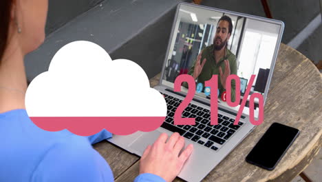 animación del icono de carga de nube contra la vista trasera de una mujer haciendo una llamada de video en una computadora portátil en una cafetería