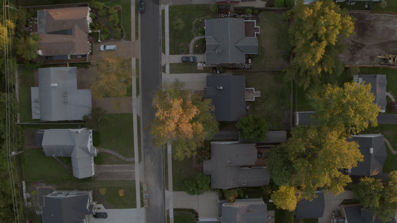 vista aérea hacia abajo de las casas con un movimiento lento calle arriba