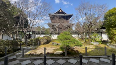 camino del jardín en el templo budista de tenjuan, kyoto