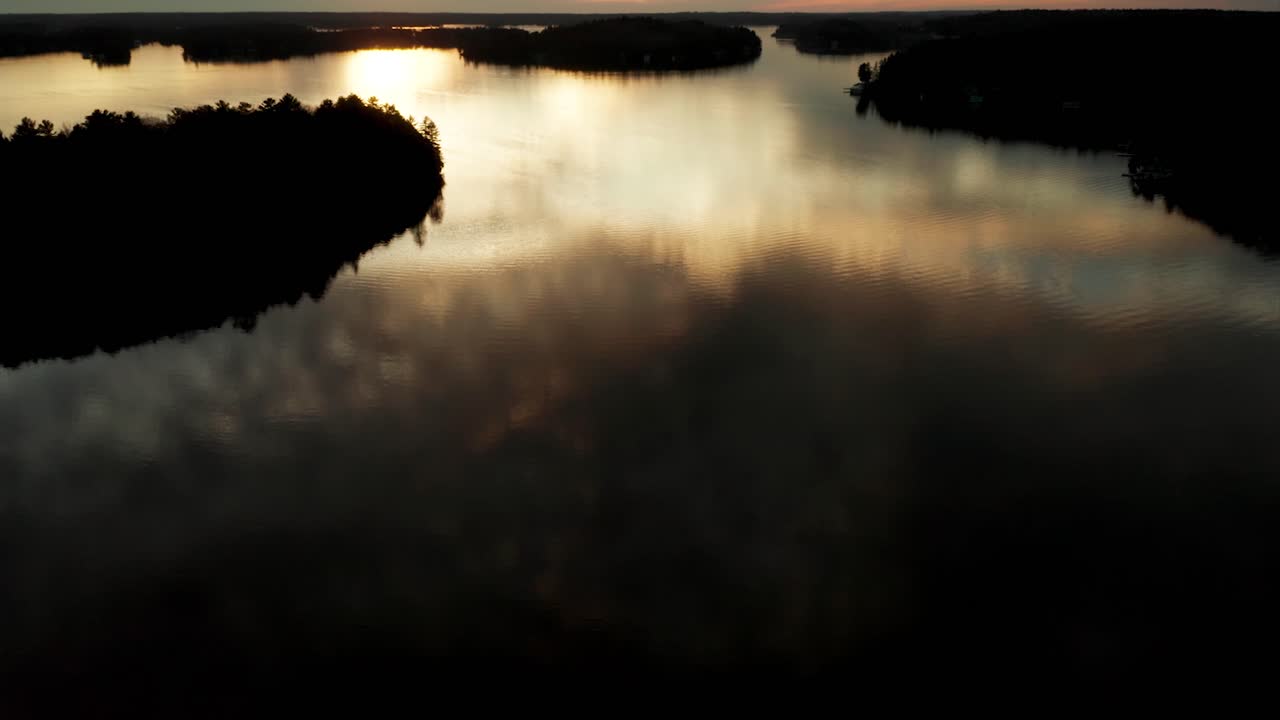 muskoka puesta de sol en el agua - clip de drone