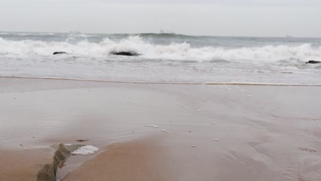 Kamerafahrt-Von-Wellen-Am-Felsigen-Strand