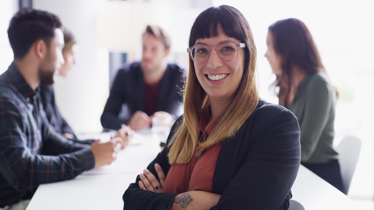 una joven mujer de negocios con confianza que tiene una sala de juntas