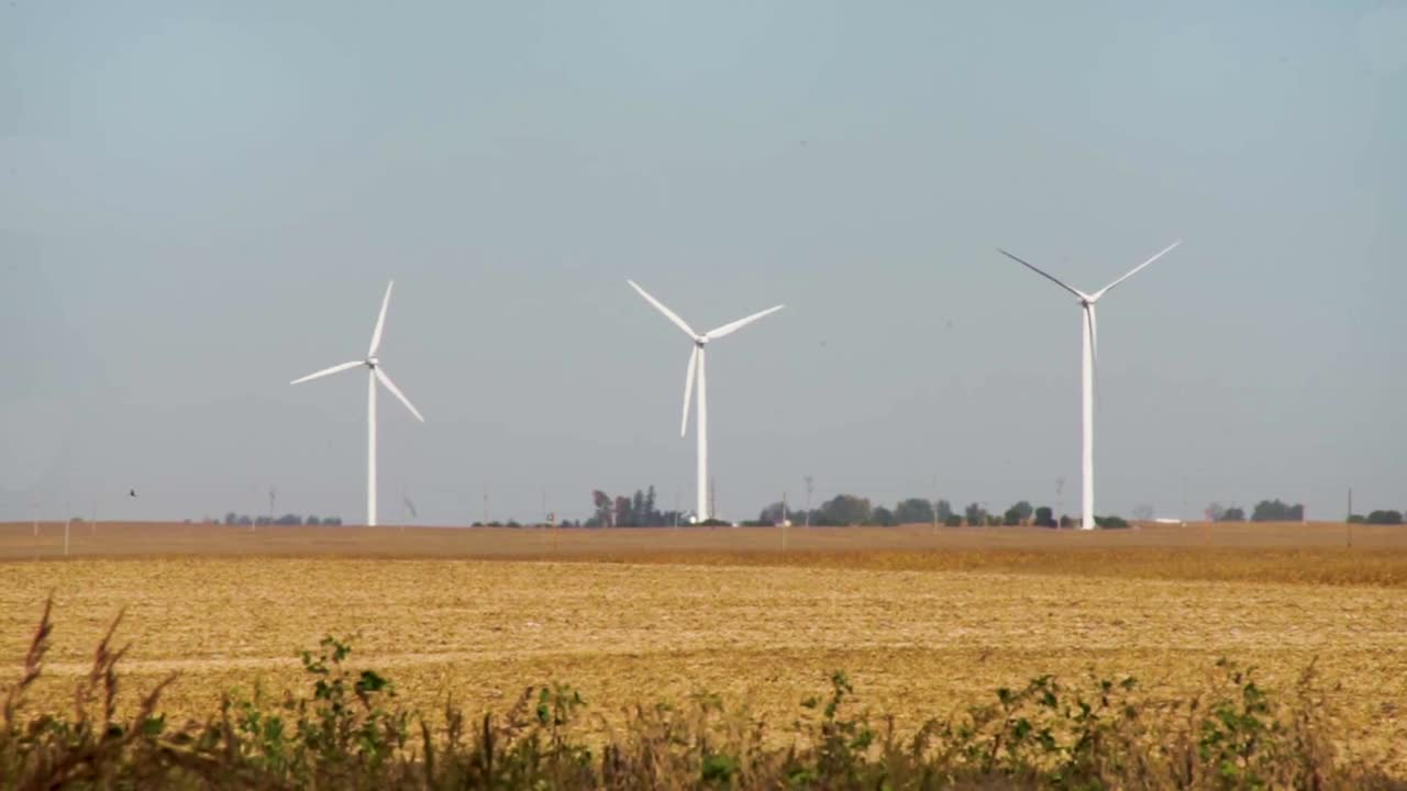 ветряные турбины, вырабатывающие возобновляемую экологически чистую энергию - электричество