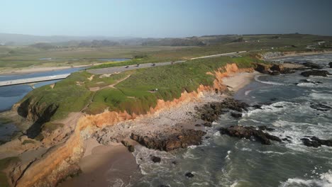 Luftaufnahmen-Von-Drohnen-über-Dem-Pescadero-State-Beach-Von-Der-Halbinsel-Im-Norden-Kaliforniens