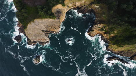 piękne, nierówne wybrzeże oregonu na wybrzeżu oceanu spokojnego, widok z powietrza