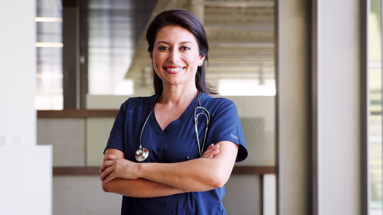 una doctora hispana con trajes de cirugía.