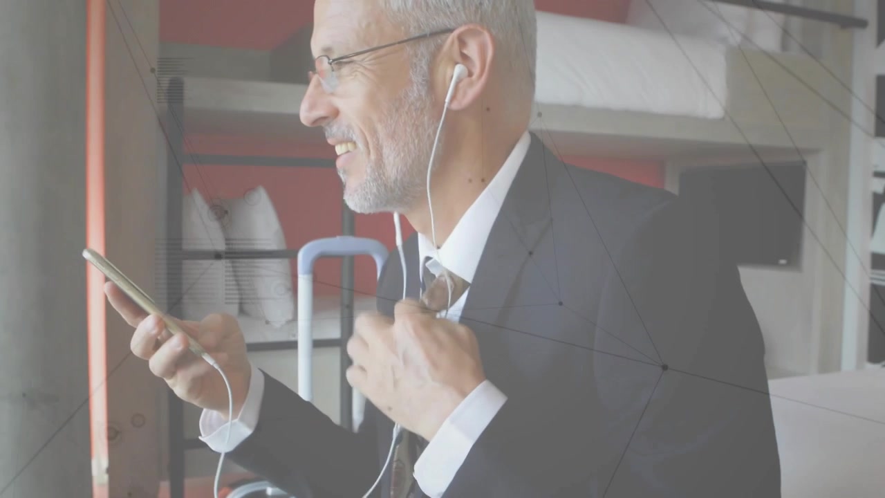 Uomo maturo che trascina la valigia, indossa gli auricolari e risponde a una telefonata di lavoro con un'onda animata.