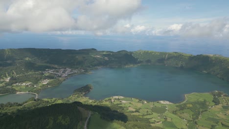 wunderschöne drohnenaufnahmen von den vulkanischen bergseen der azoreninseln und den umliegenden üppigen grünen wäldern, feldern und klippen und dem atlantik