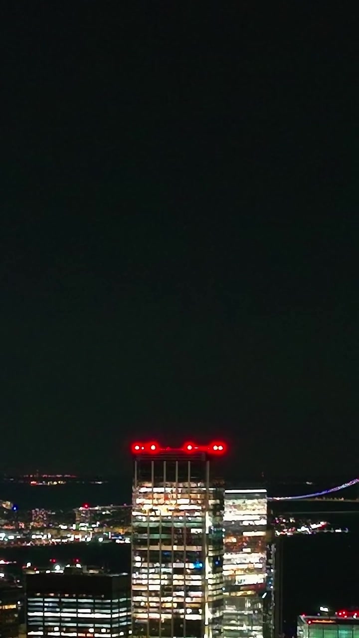 Skyline di Midtown Manhattan con l'Empire State Building di notte
