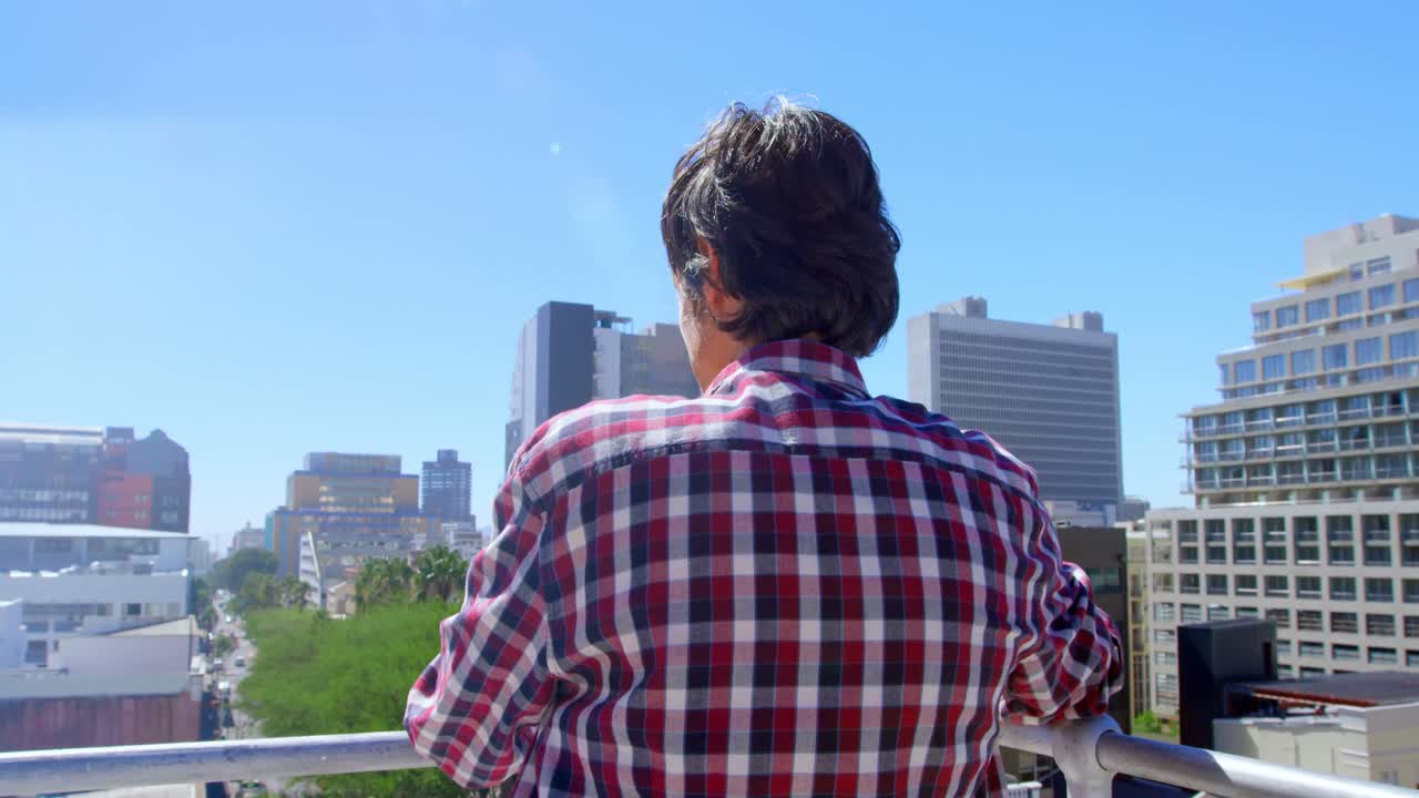 스튜디오 4k의 테라스에 서 있는 남성 사진작가