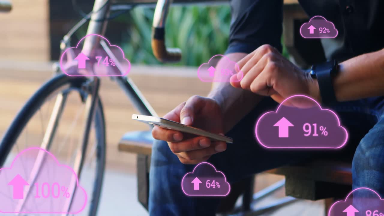 animación de nubes con flechas y porcentaje subiendo sobre el hombre caucásico usando un teléfono inteligente
