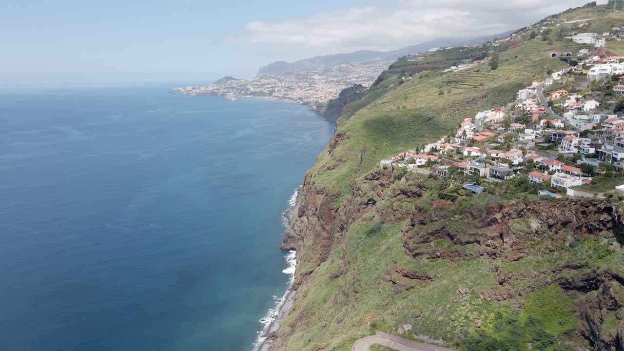 Splendida ripresa aerea o con drone lungo la costa dell'isola di Madeira in Portogallo.