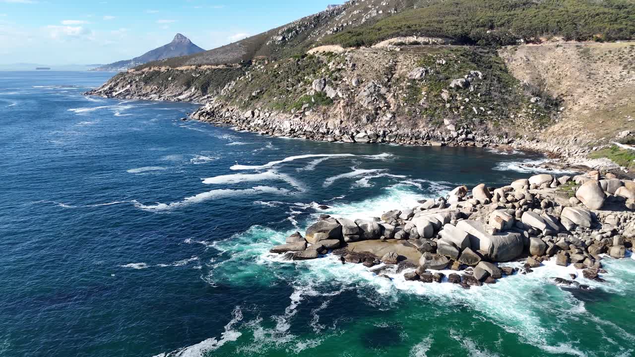 Vista aerea delle onde che si infrangono sulla costa rocciosa di Città del Capo in Sudafrica