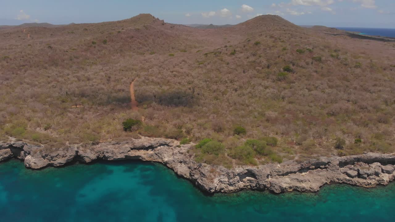 Filmato aereo della Grotta Blue Room che mostra un sentiero e un'escursione per raggiungere questa meraviglia naturale del mondo sull'isola di Curaçao.