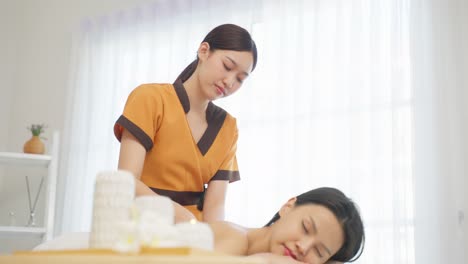 스파 에서 등 마사지 를 받는 여자