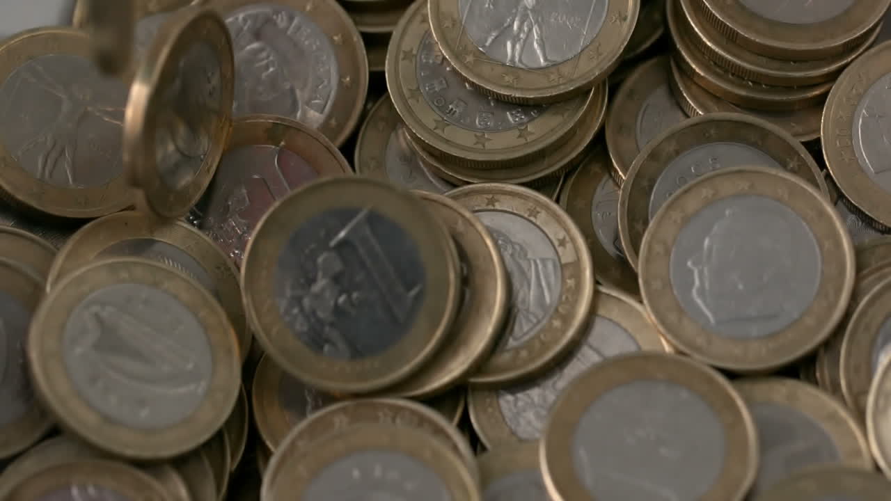 monedas de euro que caen en una pila