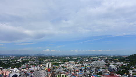 timelapse de nubes moviéndose sobre la ciudad de chonburi, día soleado, en tailandia