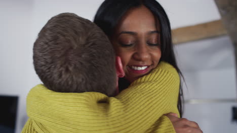 pareja pasando un fin de semana romántico lejos abrazándose en una habitación de hotel