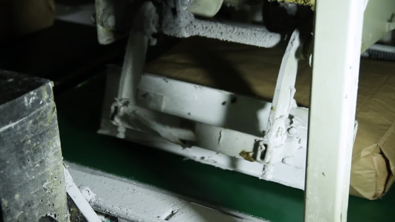 산업용 컨베이어 벨트 기계와 먼지