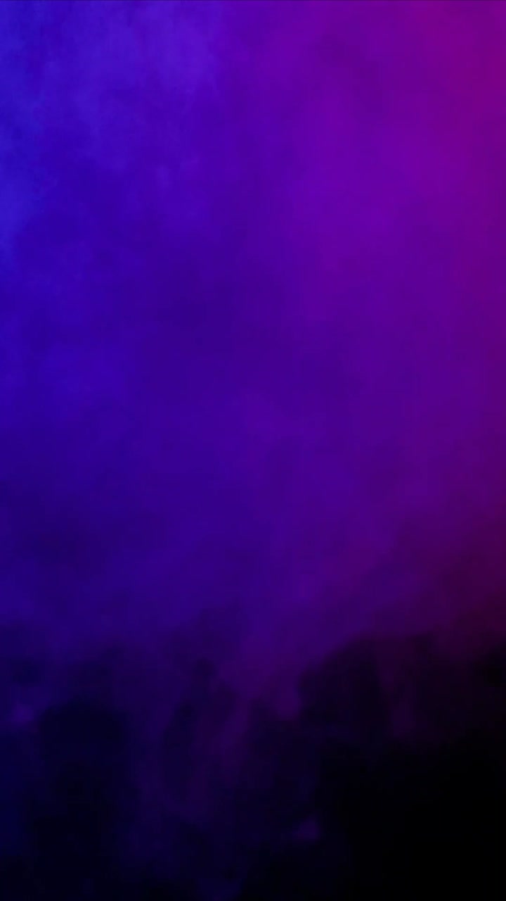 Fumo dinamico viola e blu che turbina su sfondo scuro.