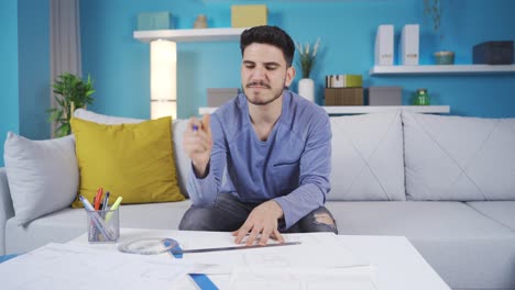 ingeniero alegre joven bailando feliz y alegre trabajando.