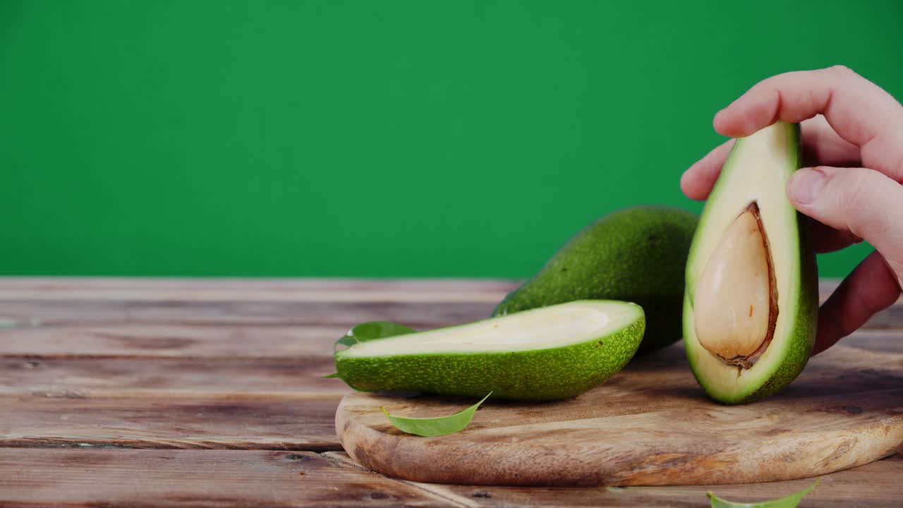 나무 테이블 위에 신선한 반으로 된 아보카도를 열고