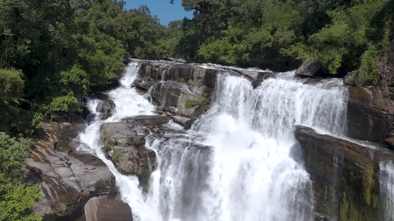 Voo em direção à Cachoeira Mae Klang (2 de 2).