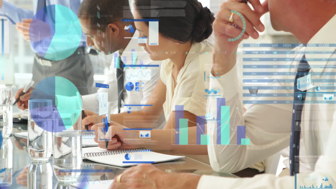 animación del procesamiento de datos financieros sobre diversas personas de negocios en la oficina