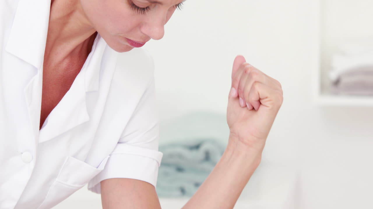 피지오테라피스트가 어깨로 환자에게 허리 마사지를 하고 있다