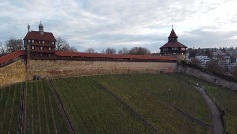 Vista-Aérea-Del-Castillo-Medieval-En-La-Ciudad-De-Esslingen,-Cerca-De-Stuttgart,-En-El-Sur-De-Alemania.