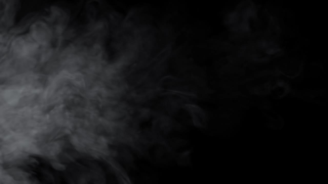 Fumo bianco o vapore che si dissolve su sfondo nero