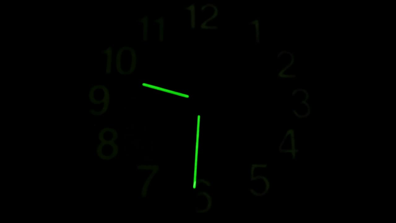 reloj fluorescente iluminado en oscuro, concepto de paso de tiempo, movimiento del reloj