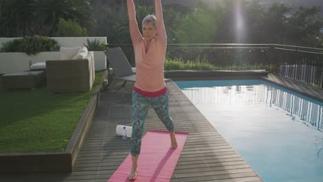 fitness de yoga al aire libre para mujeres mayores