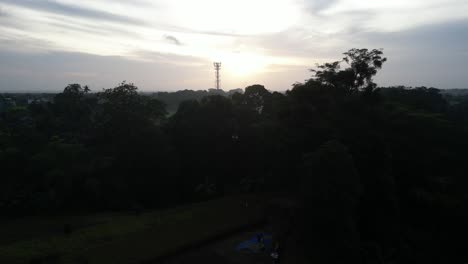 Una-Hermosa-Puesta-De-Sol-En-Una-Tarde-Llena-De-Humo-En-Bali,-Indonesia