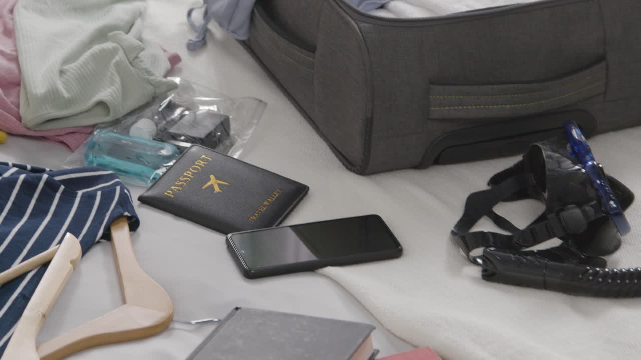 여름 휴가를 위해 집에서 침대 위에 열린 수하물의 클로즈업 1