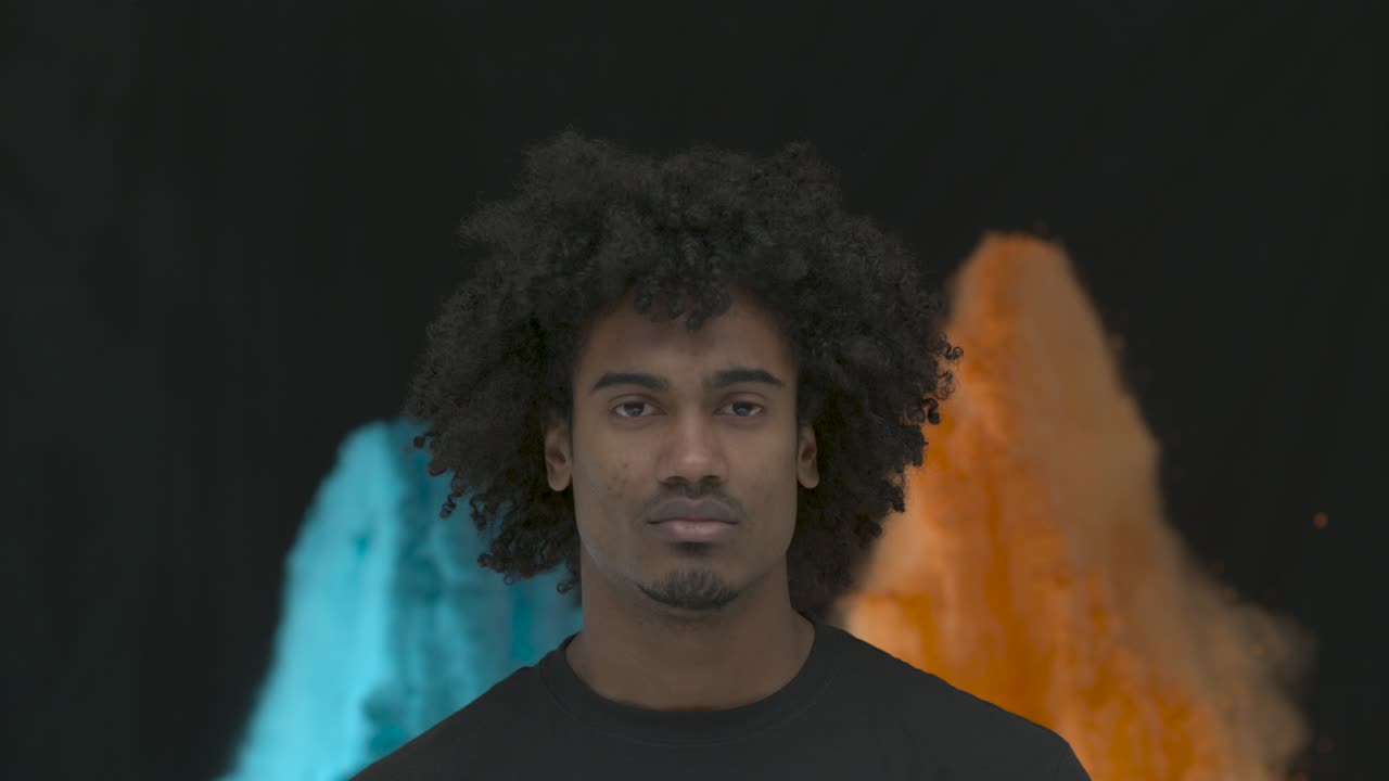 hombre de color explosión de polvo cámara lenta