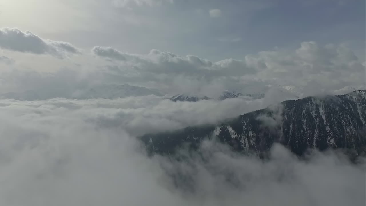 무인 항공기 에서 보는 모습: 구름 에 둘러싸인 산맥