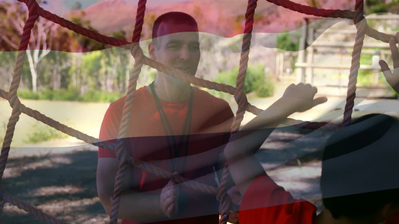 animación de la bandera de los países bajos sobre un hombre y un niño caucásico durante el entrenamiento de una carrera de obstáculos