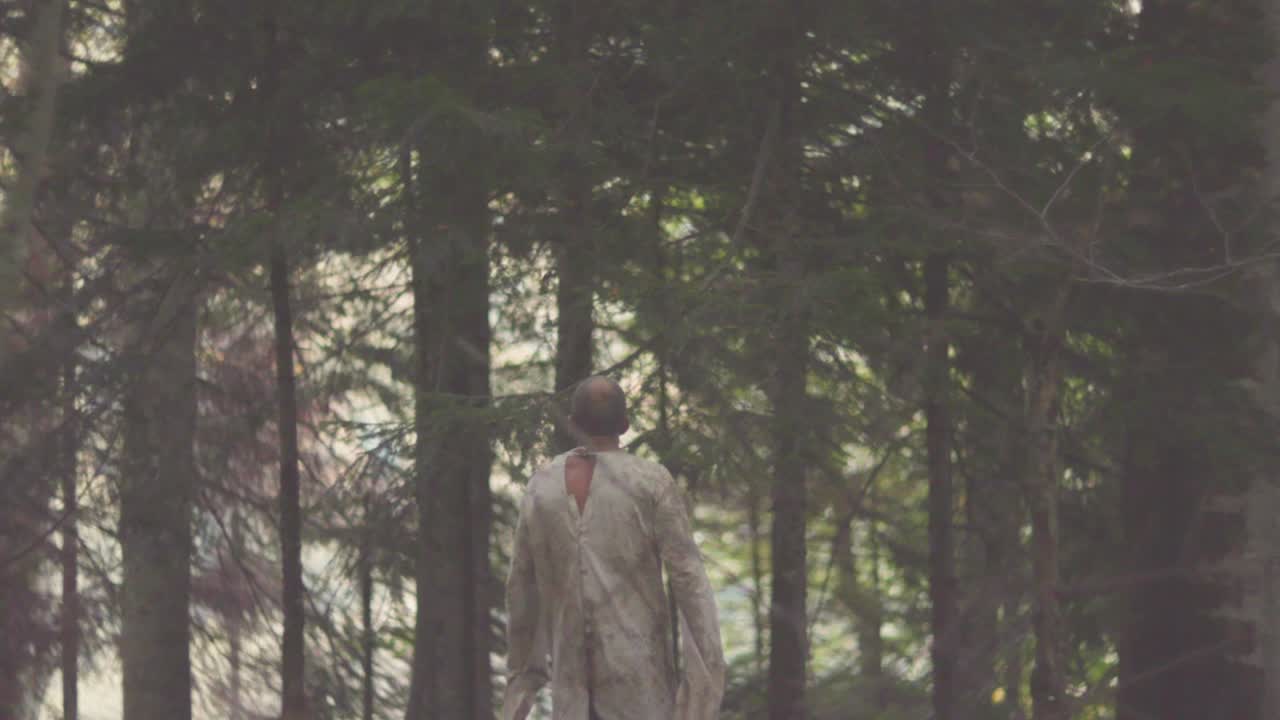 숲에서 고 있는 남자