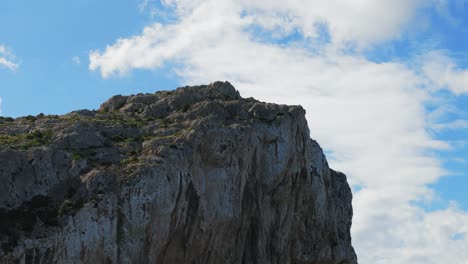 Filmische-Felsige-Klippe,-Küste,-Drohnenaufnahmen-Aus-Der-Luft,-Auf-Mallorca