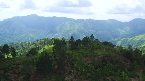 Una-Vista-Aérea-De-Las-Montañas-Azules-En-Jamaica,-Mirando-Hacia-La-Parroquia-De-Portland-Y-La-Parroquia-De-Santo-Tomás