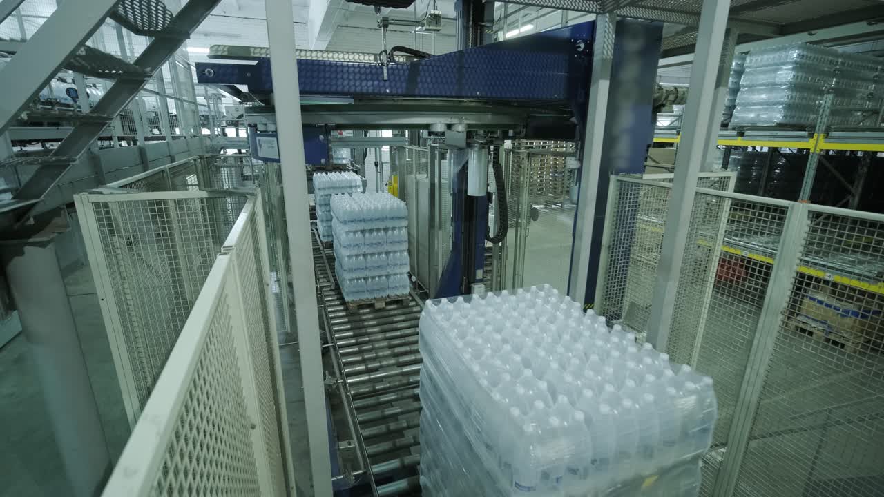 Modern strapping and transporting machine for packaging line at beverage plant