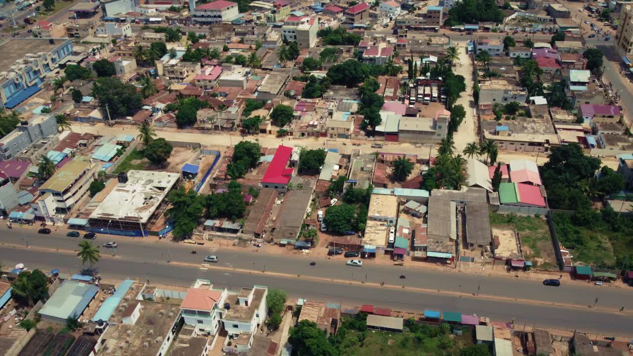 Vista aerea cinematografica in movimento circolare del traffico di una città africana, che mostra la ritenzione idrica, Lomé, Africa Occidentale.