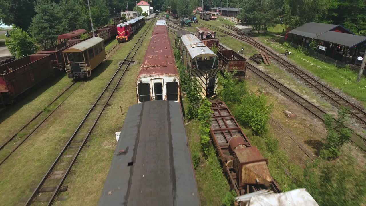 빈티지 녹슨 철도 차량의 역동적인 드론 샷