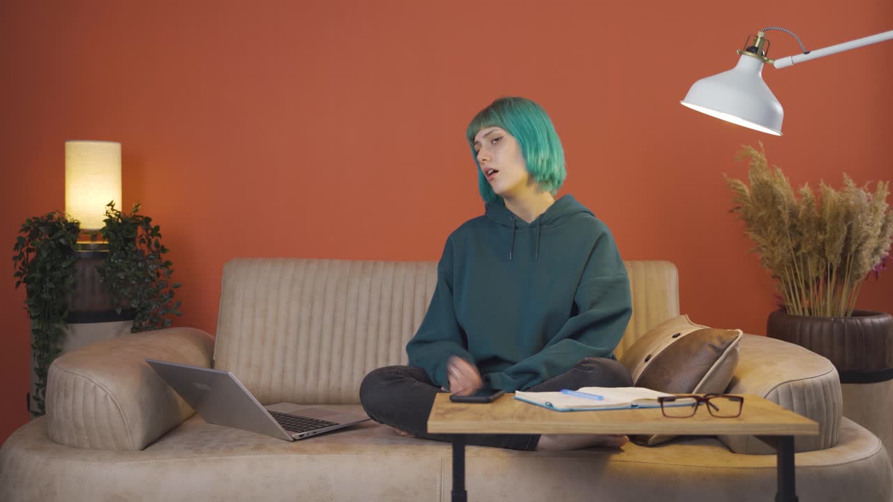 불행하고 불안한 젊은 여성.