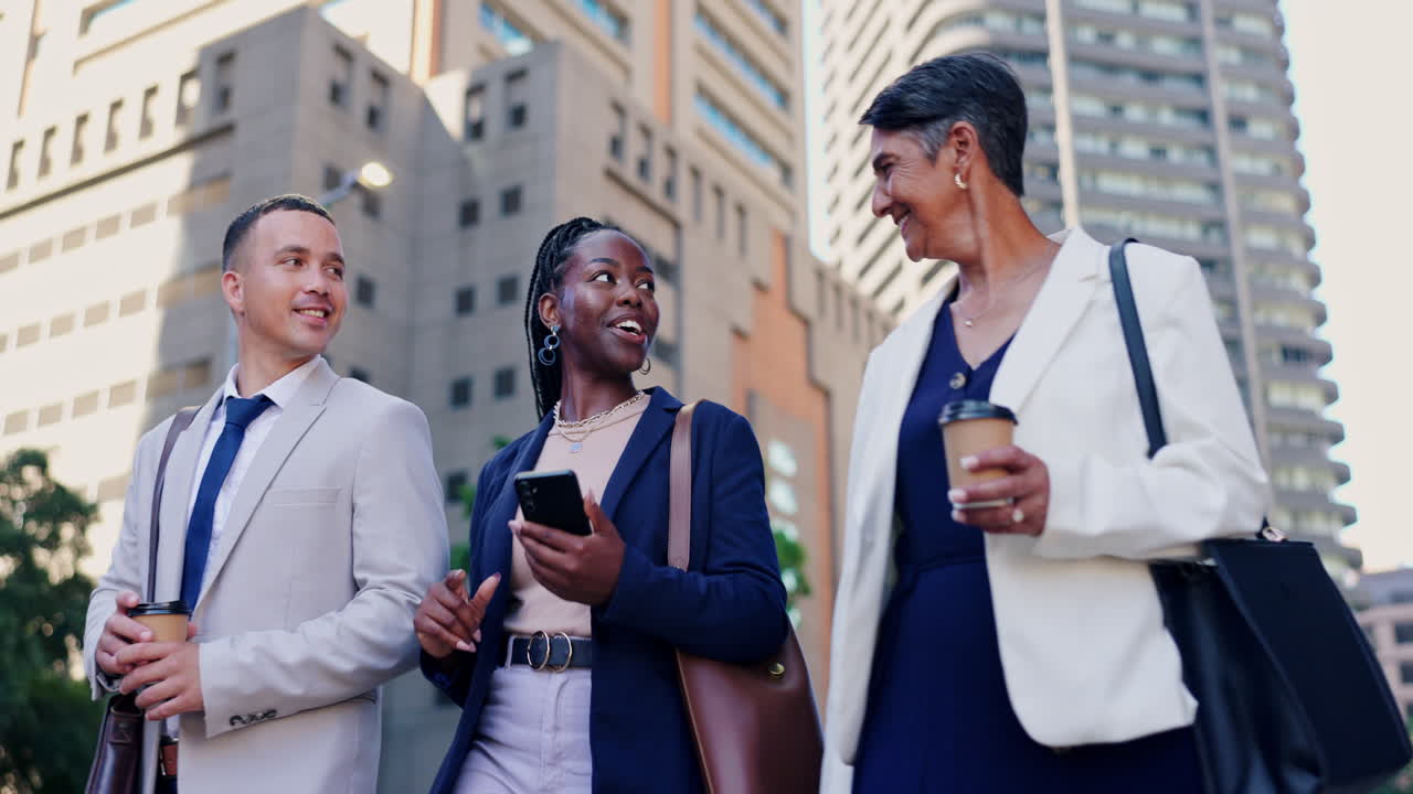 colegas de negocios caminando y hablando