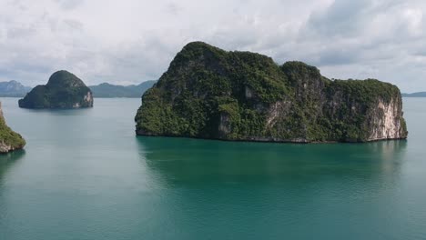 imágenes de drones de islas en tailandia con formación de roca caliza que sobresale del agua y el océano en el fondo-11