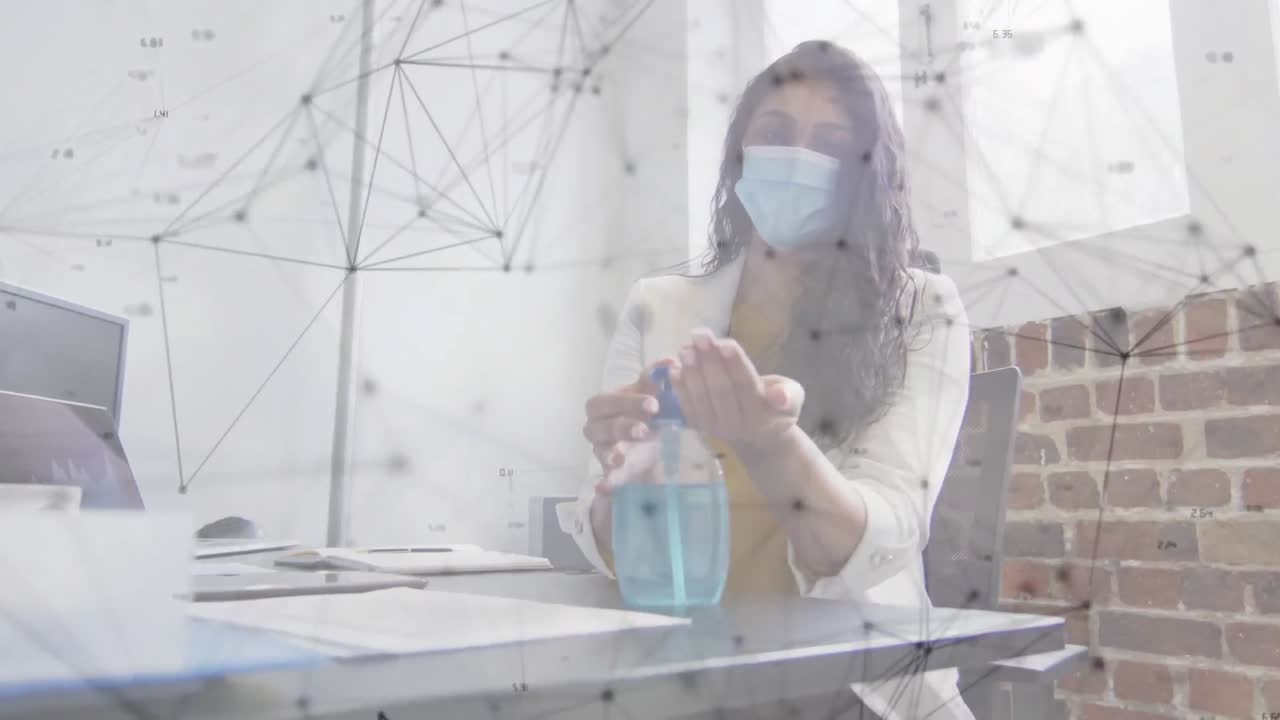 анимация сетей связей над деловой женщиной в маске в офисе