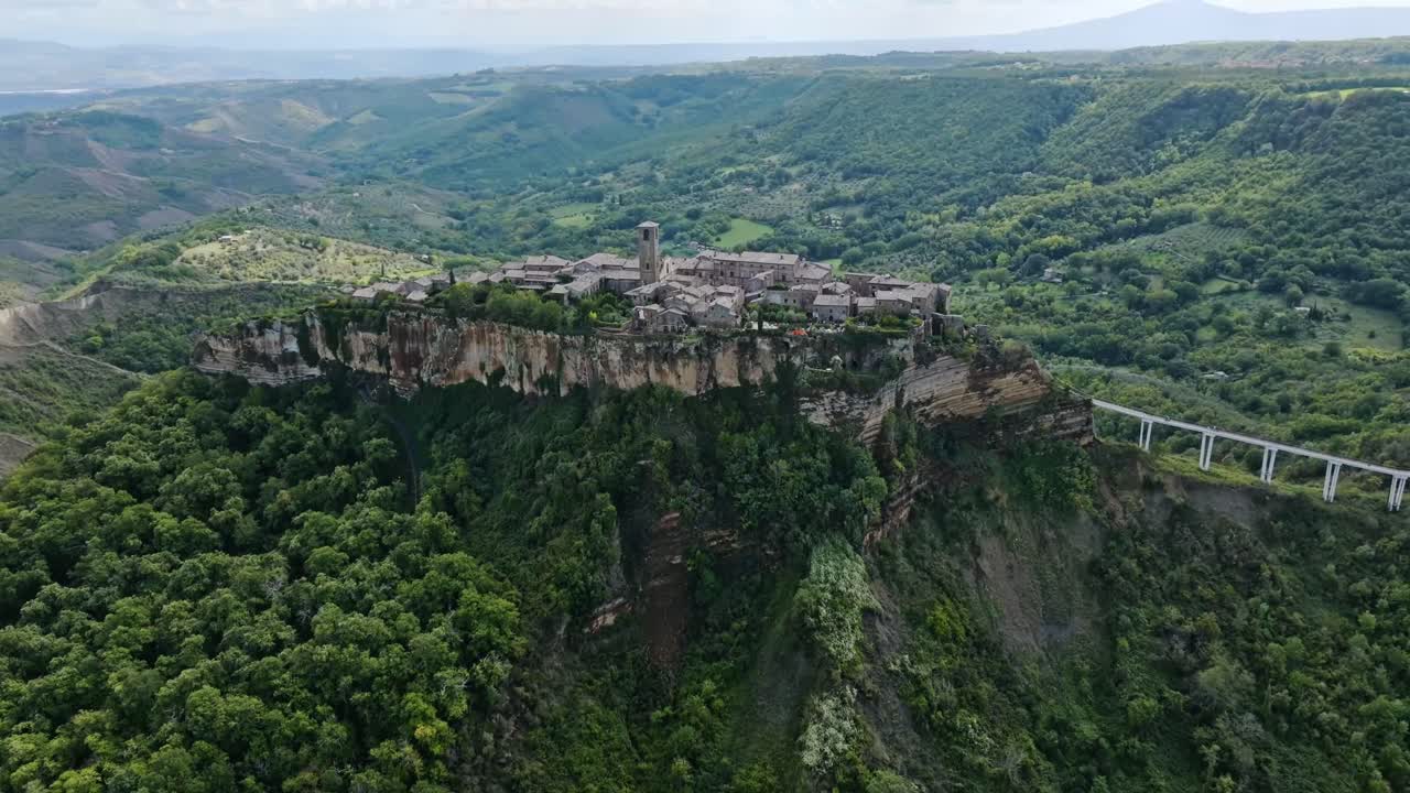aerial sobre la colina del pueblo de civita di bagnoregio, provincia de viterbo, italia